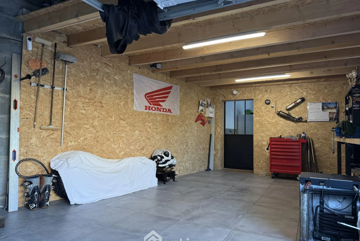 Maison rénovée de 140 m² à Champigny en Rochereau, 2 chambres, garage, terrain clos 
