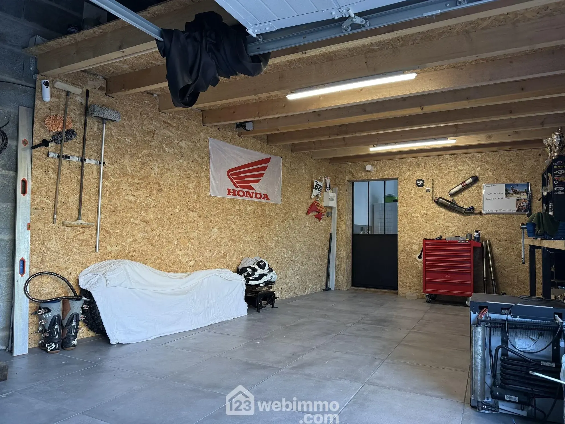 Maison rénovée de 140 m² à Champigny en Rochereau, 2 chambres, garage, terrain clos 
