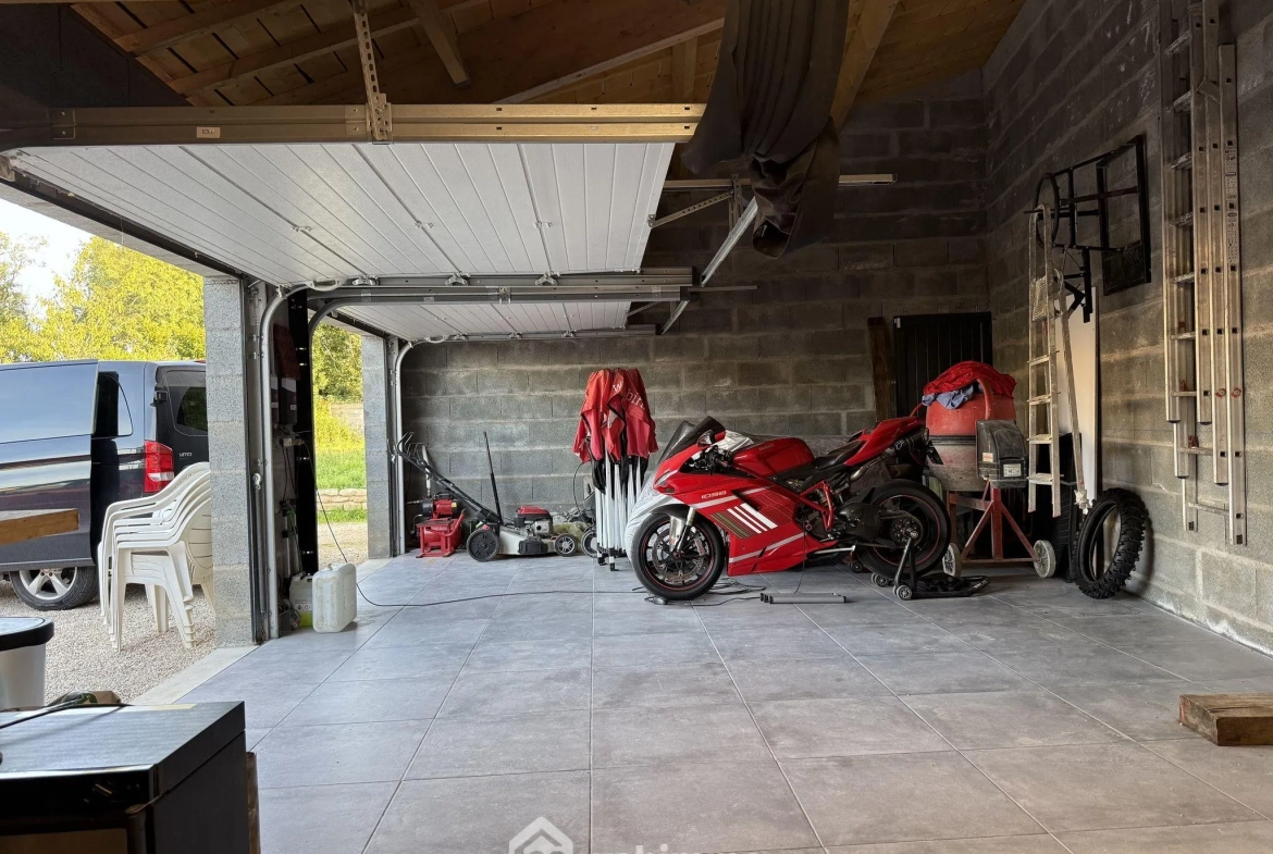 Maison rénovée de 140 m² à Champigny en Rochereau, 2 chambres, garage, terrain clos 