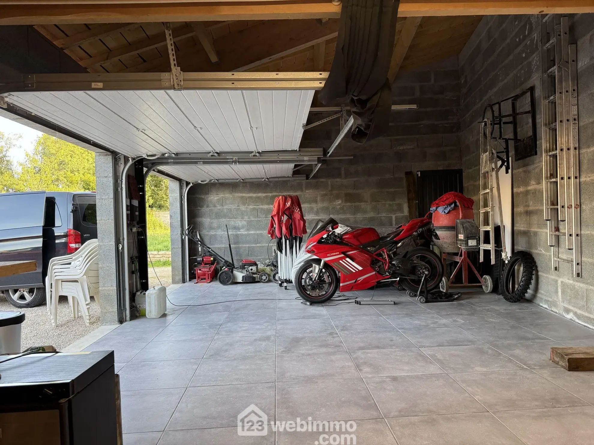 Maison rénovée de 140 m² à Champigny en Rochereau, 2 chambres, garage, terrain clos 