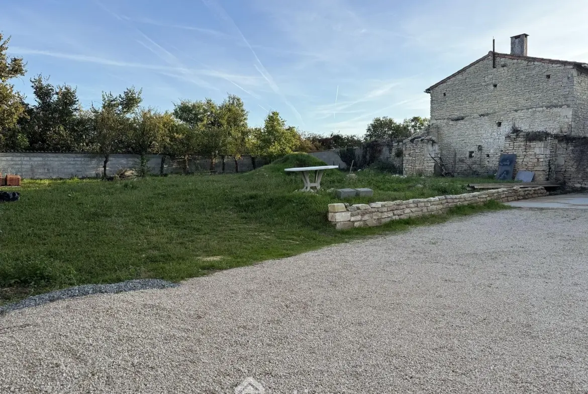 Maison rénovée de 140 m² à Champigny en Rochereau, 2 chambres, garage, terrain clos 