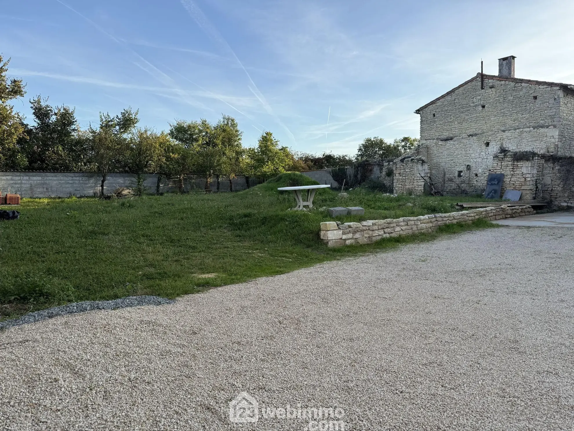 Maison rénovée de 140 m² à Champigny en Rochereau, 2 chambres, garage, terrain clos 
