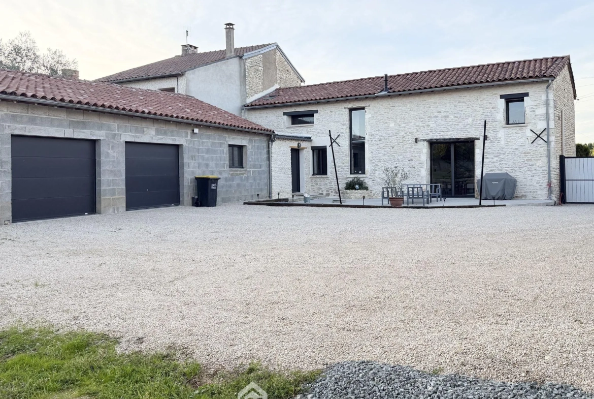 Maison rénovée de 140 m² à Champigny en Rochereau, 2 chambres, garage, terrain clos 