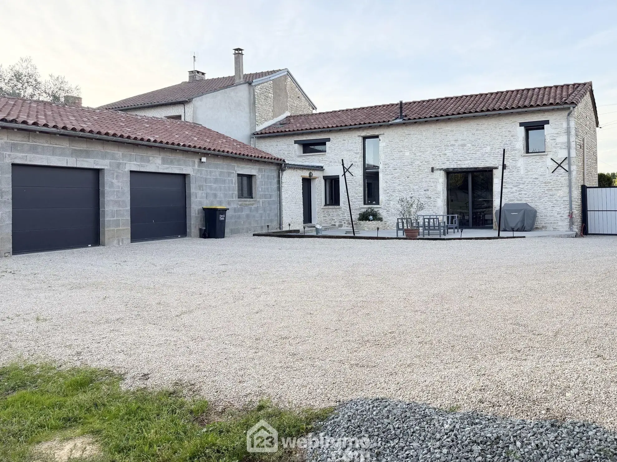 Maison rénovée de 140 m² à Champigny en Rochereau, 2 chambres, garage, terrain clos 