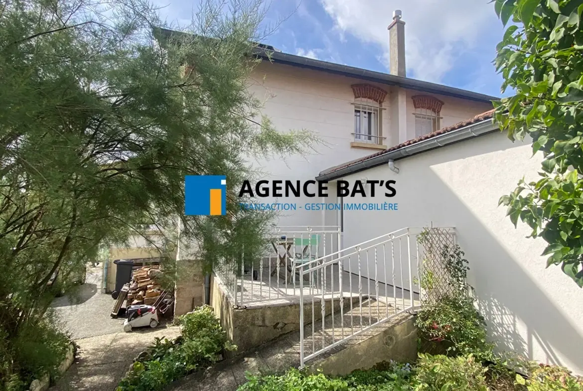 Maison à Roche la Molière avec 3 chambres, garage et terrain de 343 m² 