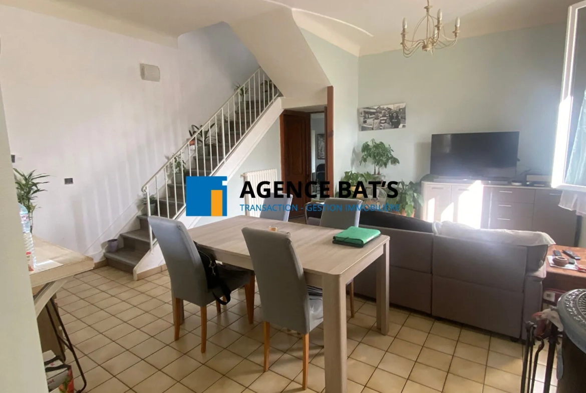 Maison à Roche la Molière avec 3 chambres, garage et terrain de 343 m² 