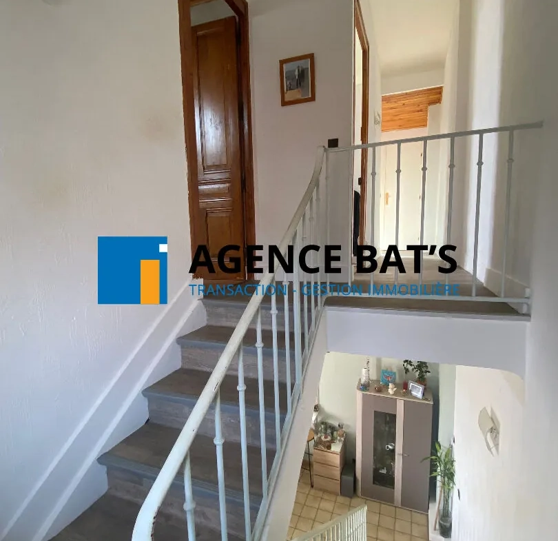 Maison à Roche la Molière avec 3 chambres, garage et terrain de 343 m² 