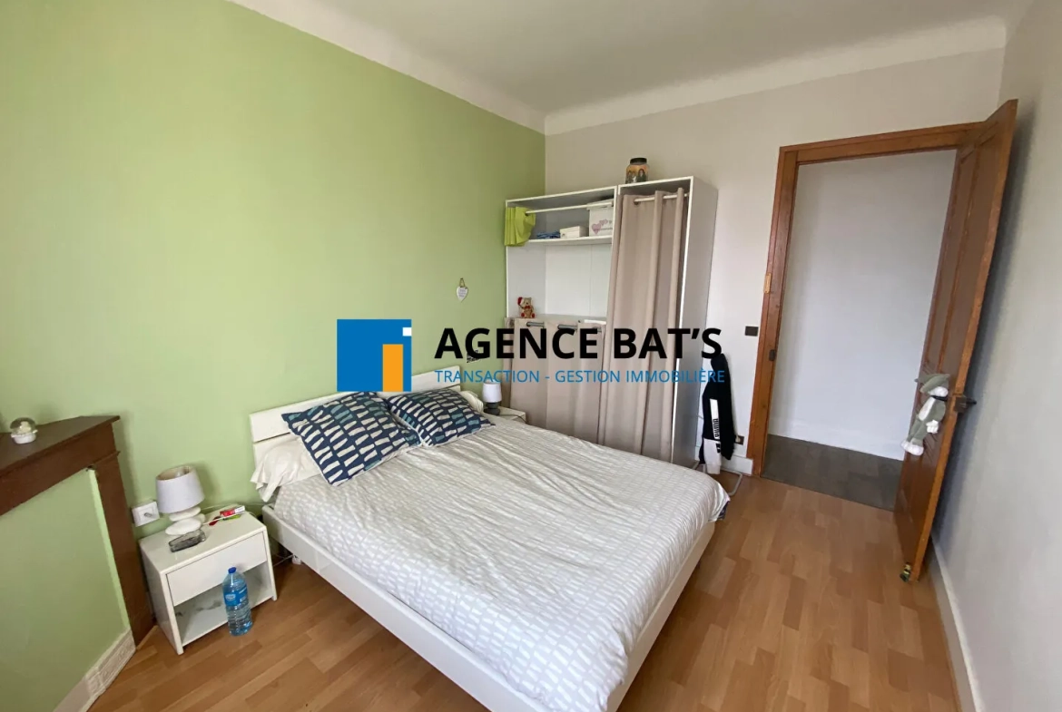 Maison à Roche la Molière avec 3 chambres, garage et terrain de 343 m² 