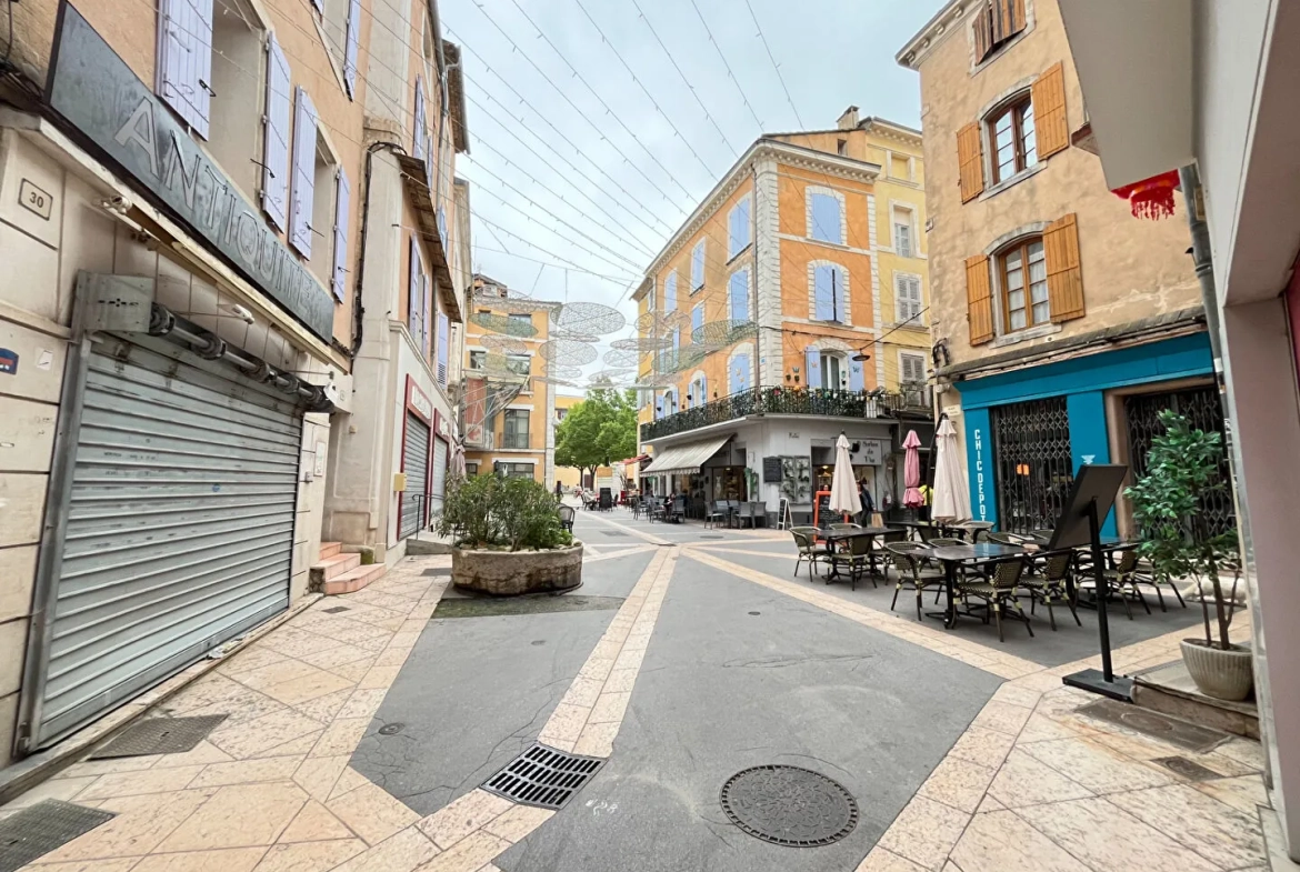 Local commercial à Apt 61m² en emplacement stratégique avec cave et vitrine 