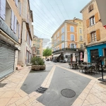 Local commercial à Apt 61m² en emplacement stratégique avec cave et vitrine