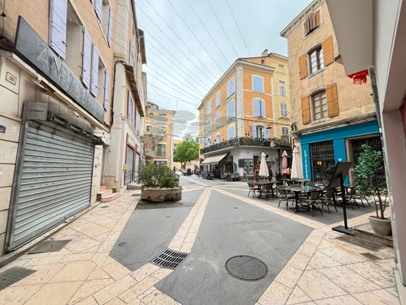 Local commercial à Apt 61m² en emplacement stratégique avec cave et vitrine