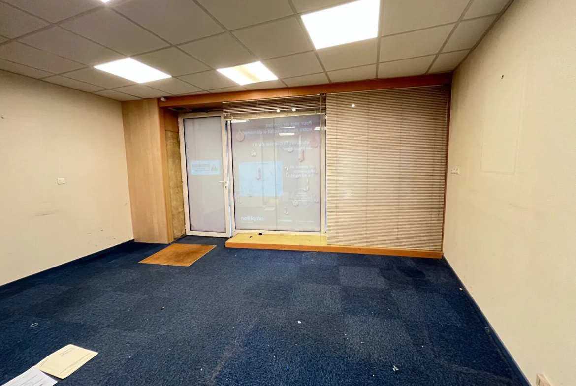 Local commercial à Apt 61m² en emplacement stratégique avec cave et vitrine 