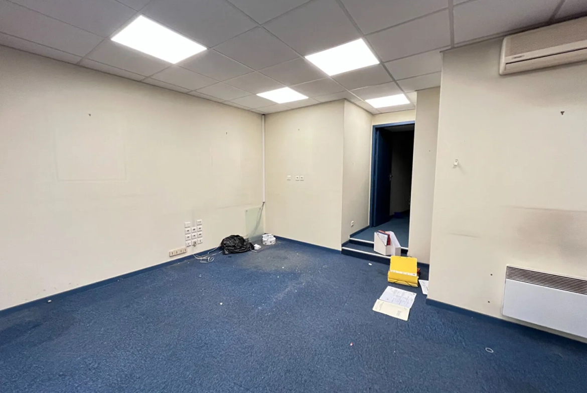Local commercial à Apt 61m² en emplacement stratégique avec cave et vitrine 
