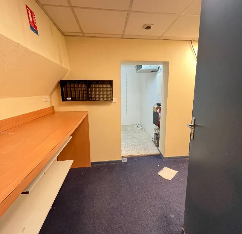 Local commercial à Apt 61m² en emplacement stratégique avec cave et vitrine 