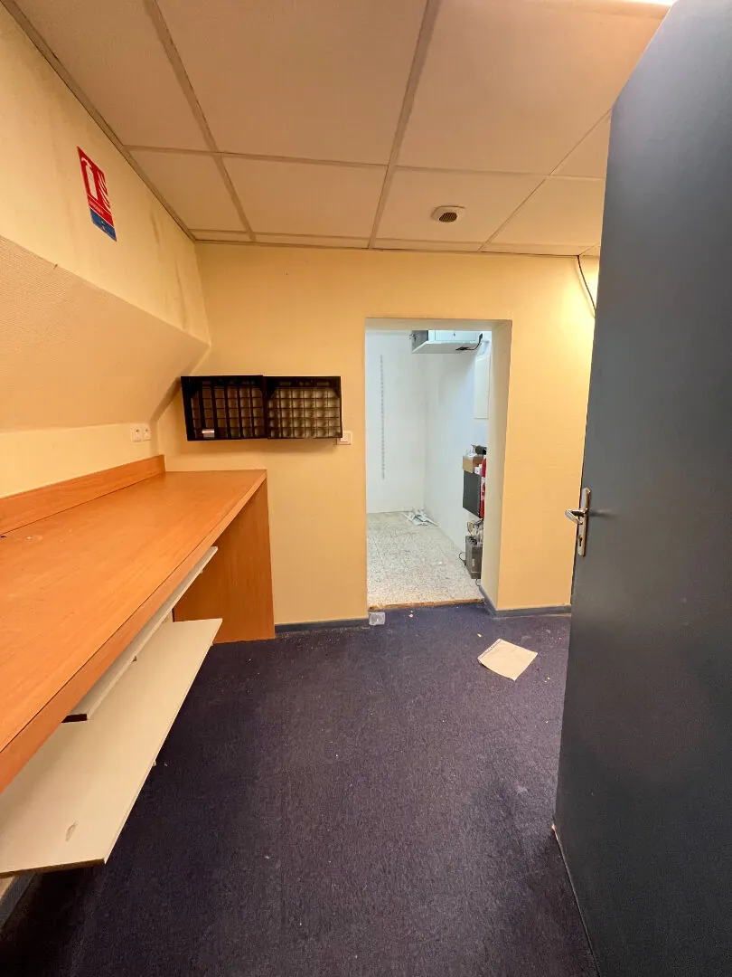 Local commercial à Apt 61m² en emplacement stratégique avec cave et vitrine 