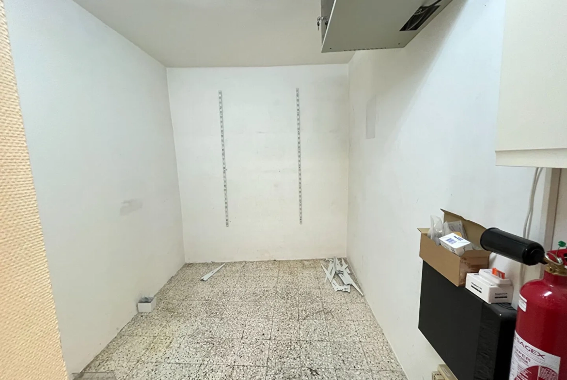 Local commercial à Apt 61m² en emplacement stratégique avec cave et vitrine 