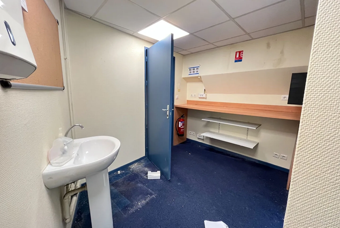 Local commercial à Apt 61m² en emplacement stratégique avec cave et vitrine 