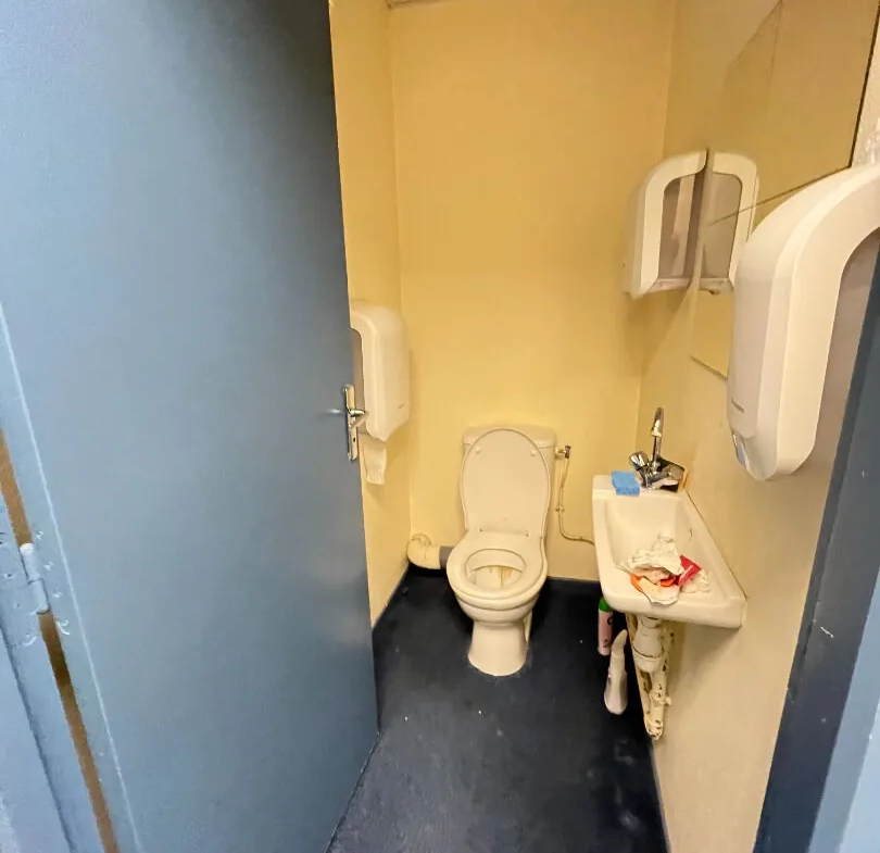 Local commercial à Apt 61m² en emplacement stratégique avec cave et vitrine 