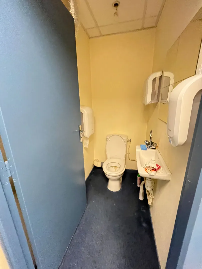 Local commercial à Apt 61m² en emplacement stratégique avec cave et vitrine 