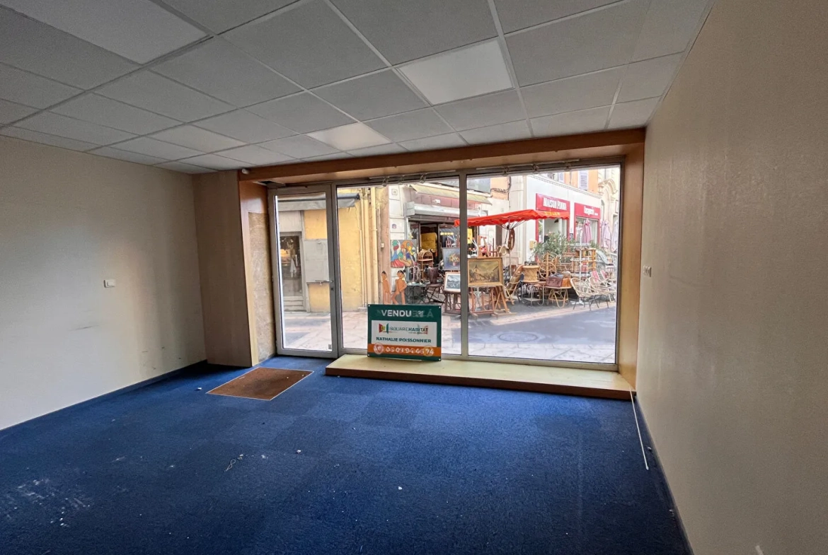 Local commercial à Apt de 60m² avec cave en centre-ville 