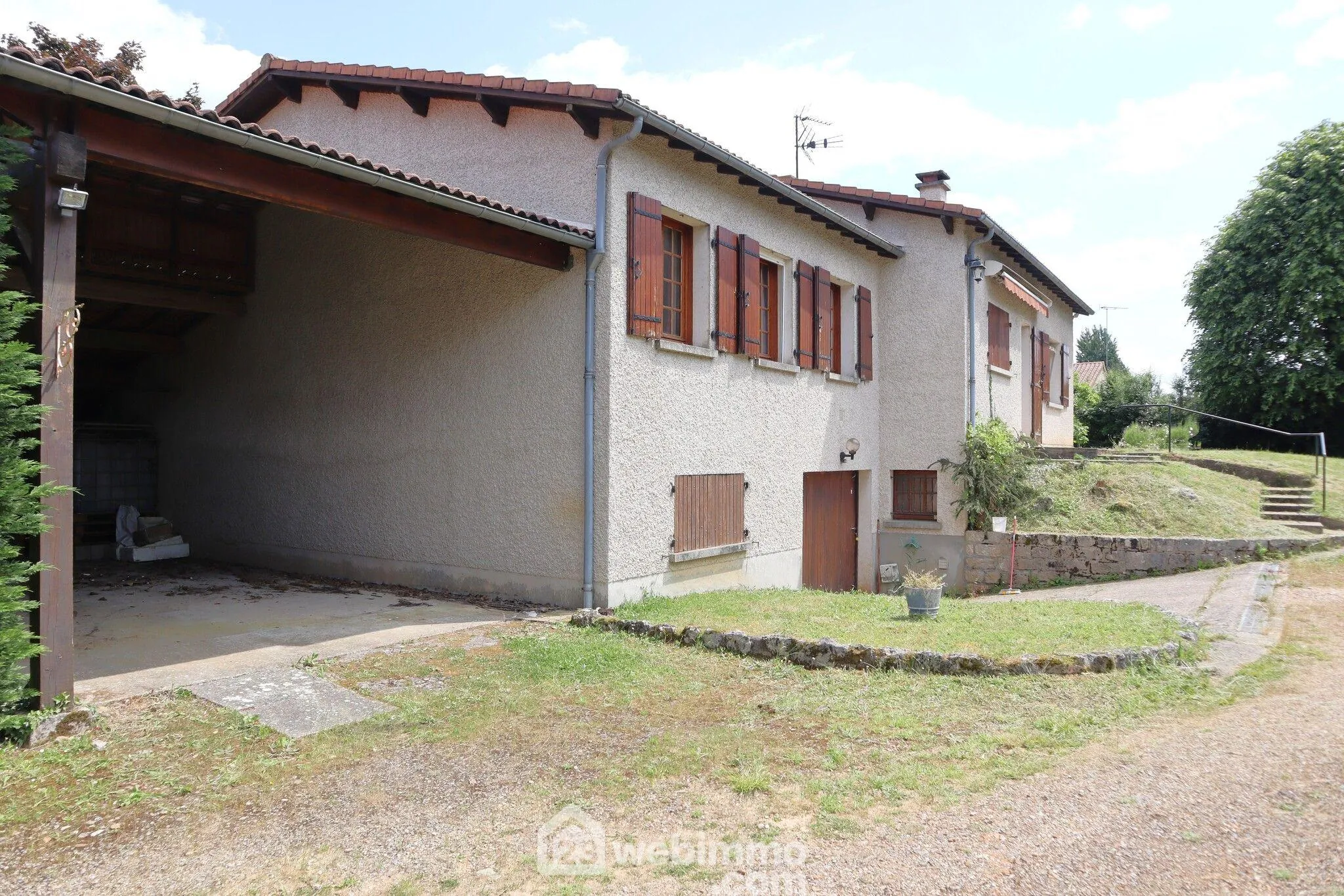 Maison spacieuse de 138 m² à vendre à Sèvres-Anxaumont avec terrain arboré 