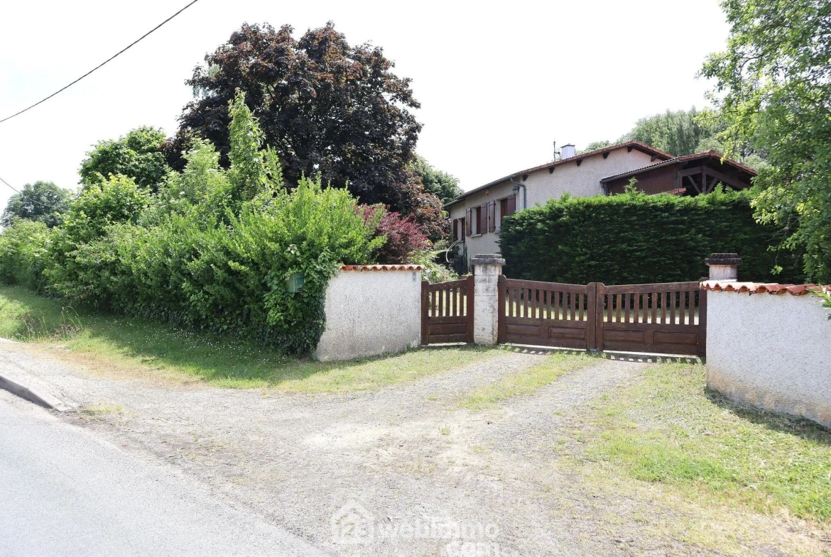 Maison spacieuse de 138 m² à vendre à Sèvres-Anxaumont avec terrain arboré 