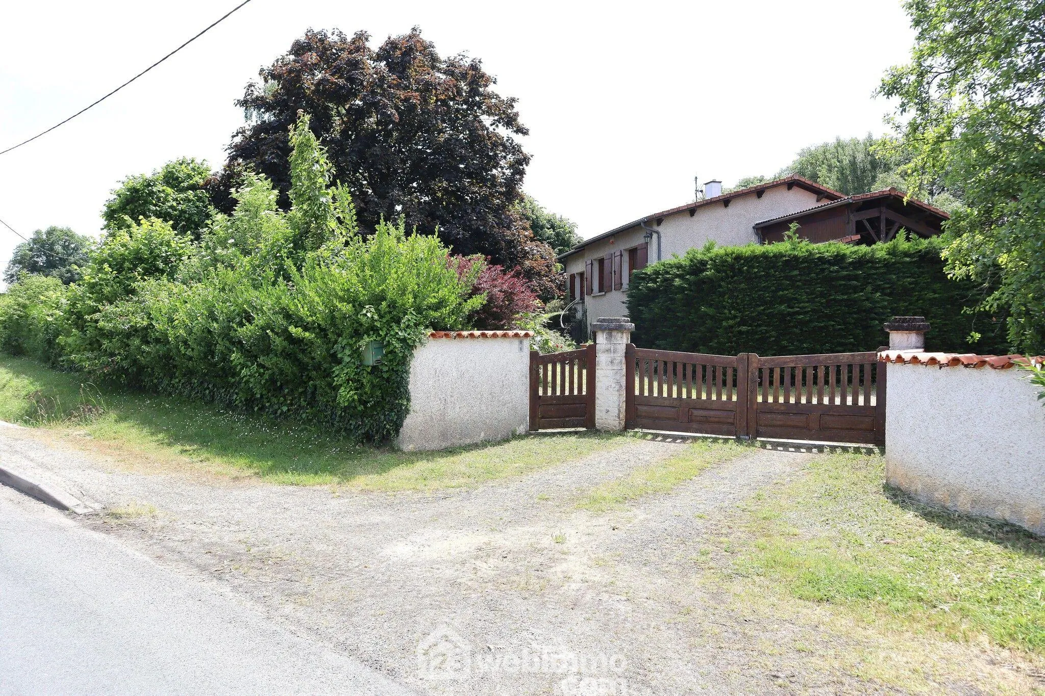 Maison spacieuse de 138 m² à vendre à Sèvres-Anxaumont avec terrain arboré 