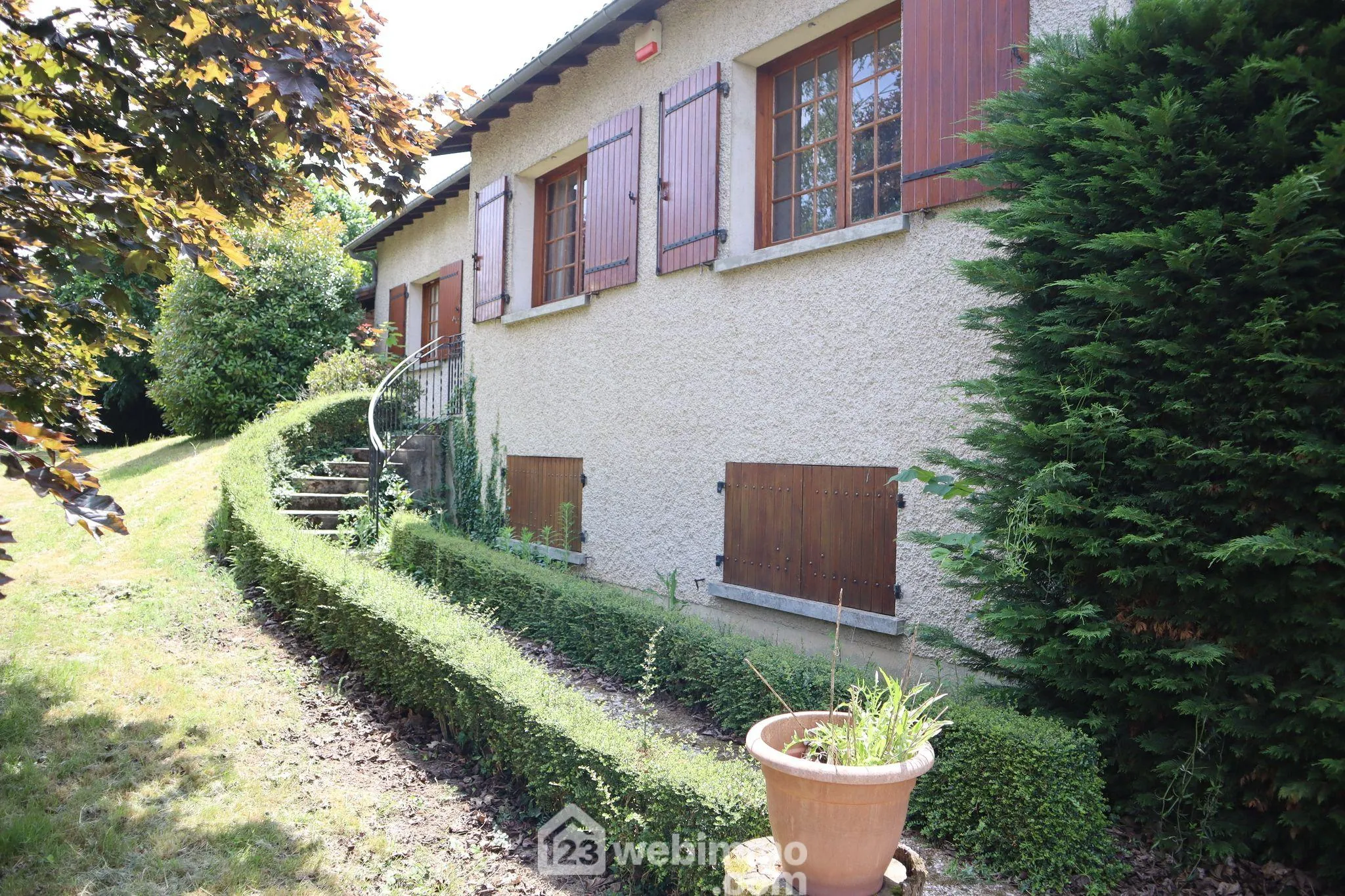 Maison spacieuse de 138 m² à vendre à Sèvres-Anxaumont avec terrain arboré 