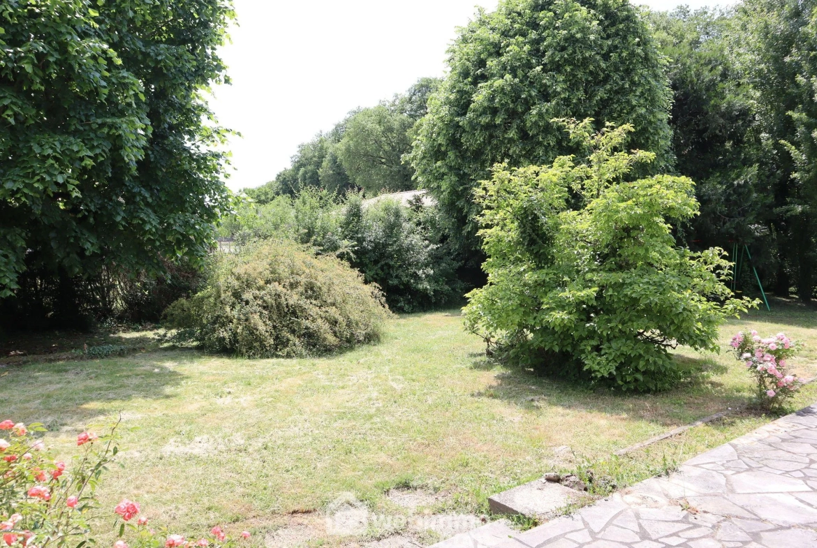 Maison spacieuse de 138 m² à vendre à Sèvres-Anxaumont avec terrain arboré 