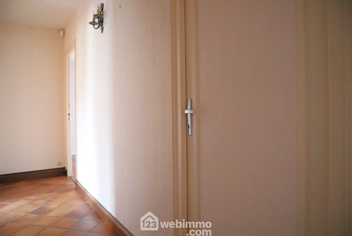 Maison spacieuse de 138 m² à vendre à Sèvres-Anxaumont avec terrain arboré 