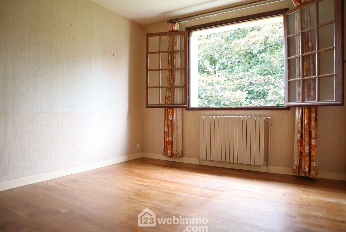 Maison spacieuse de 138 m² à vendre à Sèvres-Anxaumont avec terrain arboré 