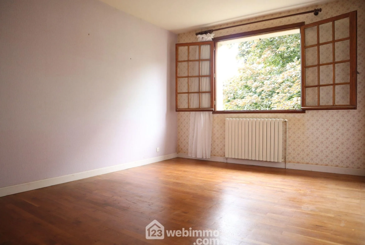 Maison spacieuse de 138 m² à vendre à Sèvres-Anxaumont avec terrain arboré 