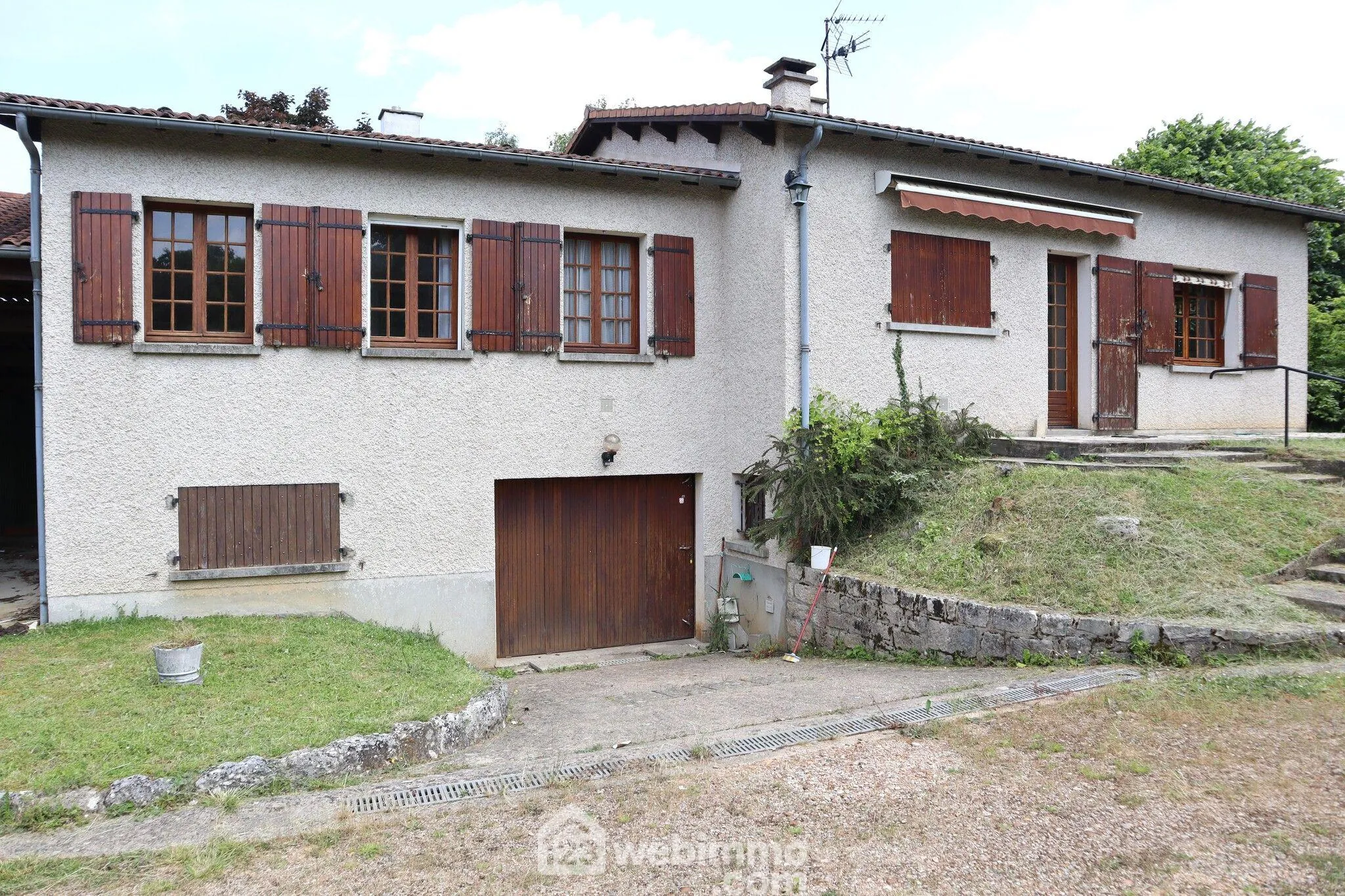 Maison spacieuse de 138 m² à vendre à Sèvres-Anxaumont avec terrain arboré 