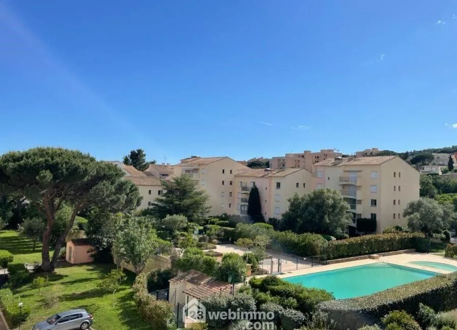 Appartement 2 pièces à Sainte-Maxime avec piscine et loggia – Investissement ou premier achat 