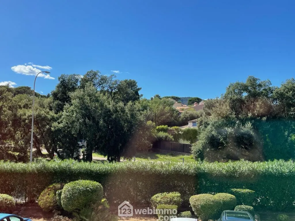 Appartement 2 pièces à Sainte-Maxime avec piscine et loggia – Investissement ou premier achat 