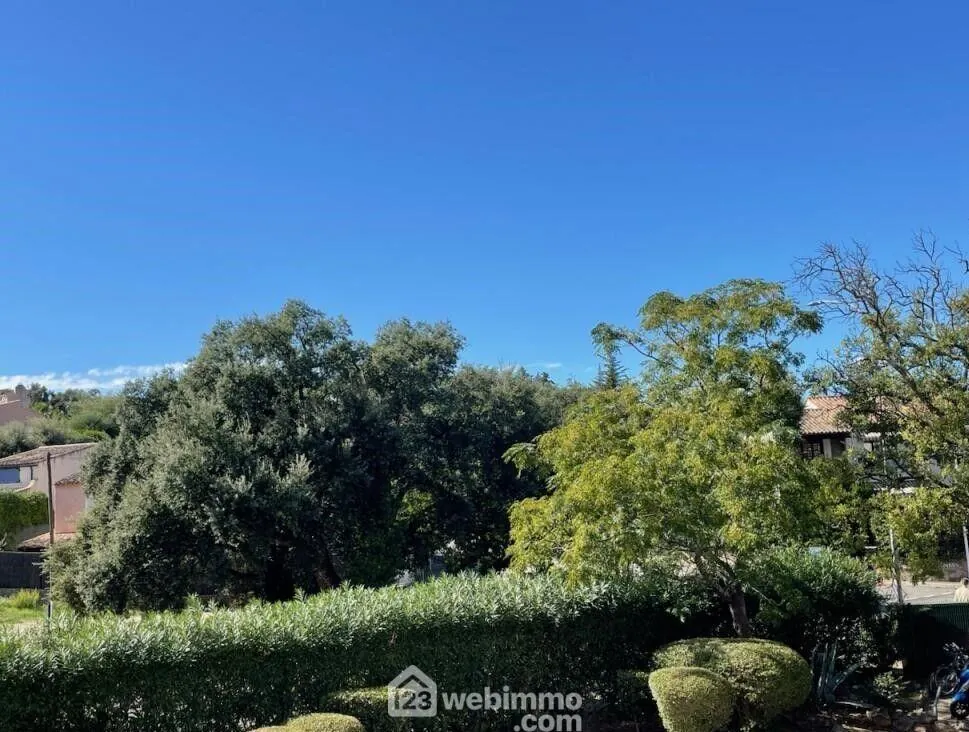 Appartement 2 pièces à Sainte-Maxime avec piscine et loggia – Investissement ou premier achat 
