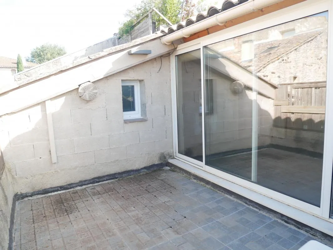 Maison en pierre avec terrasse proche du Pont du Gard et d'Uzès 