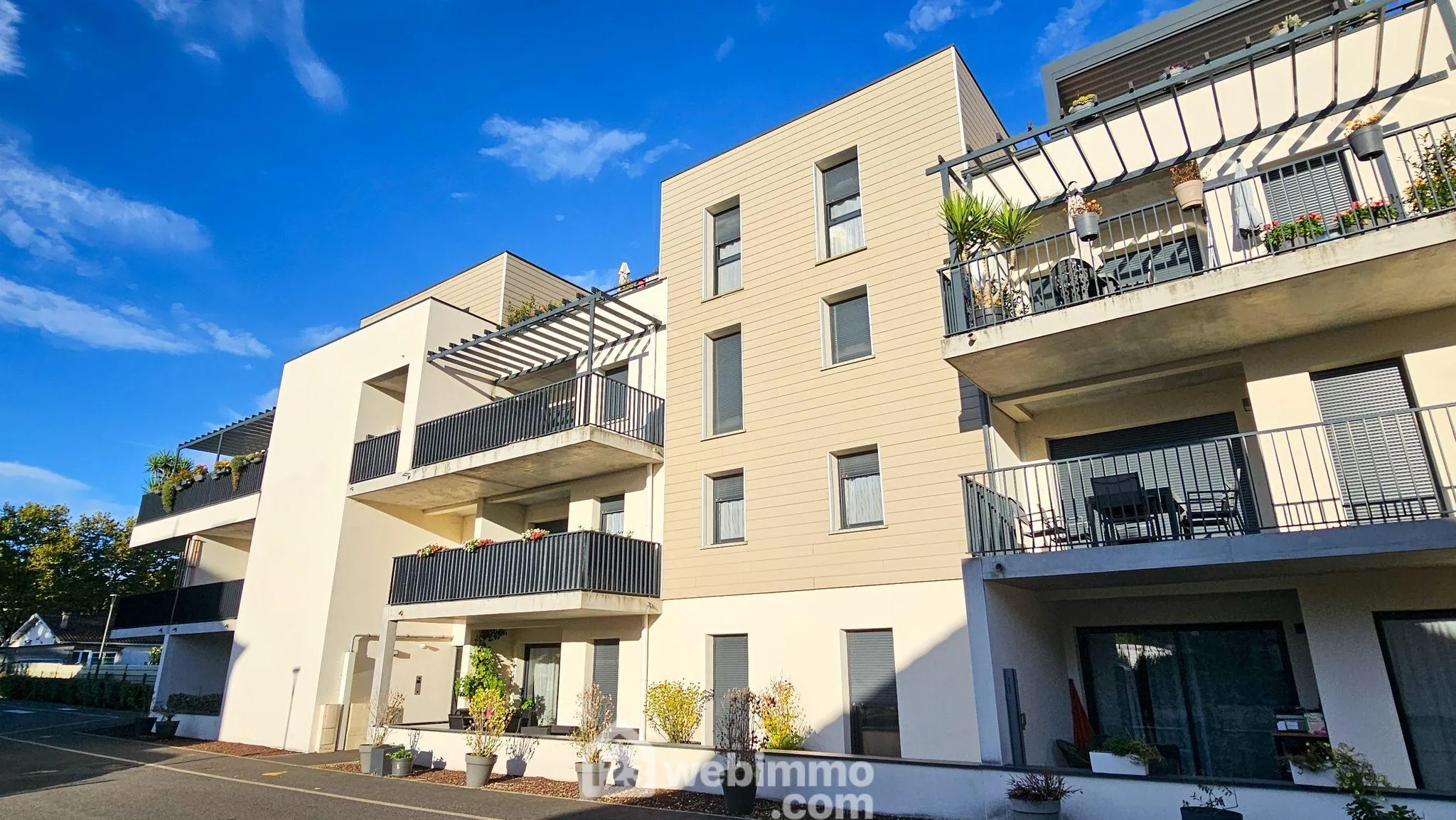 Appartement T2 récent de 43 m² à Mazères-Lezons avec terrasse et parking privé 