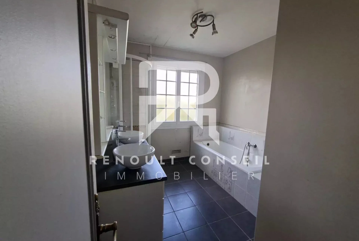Joli pavillon traditionnel de 132 m² à Beaumont le Roger avec jardin clos 