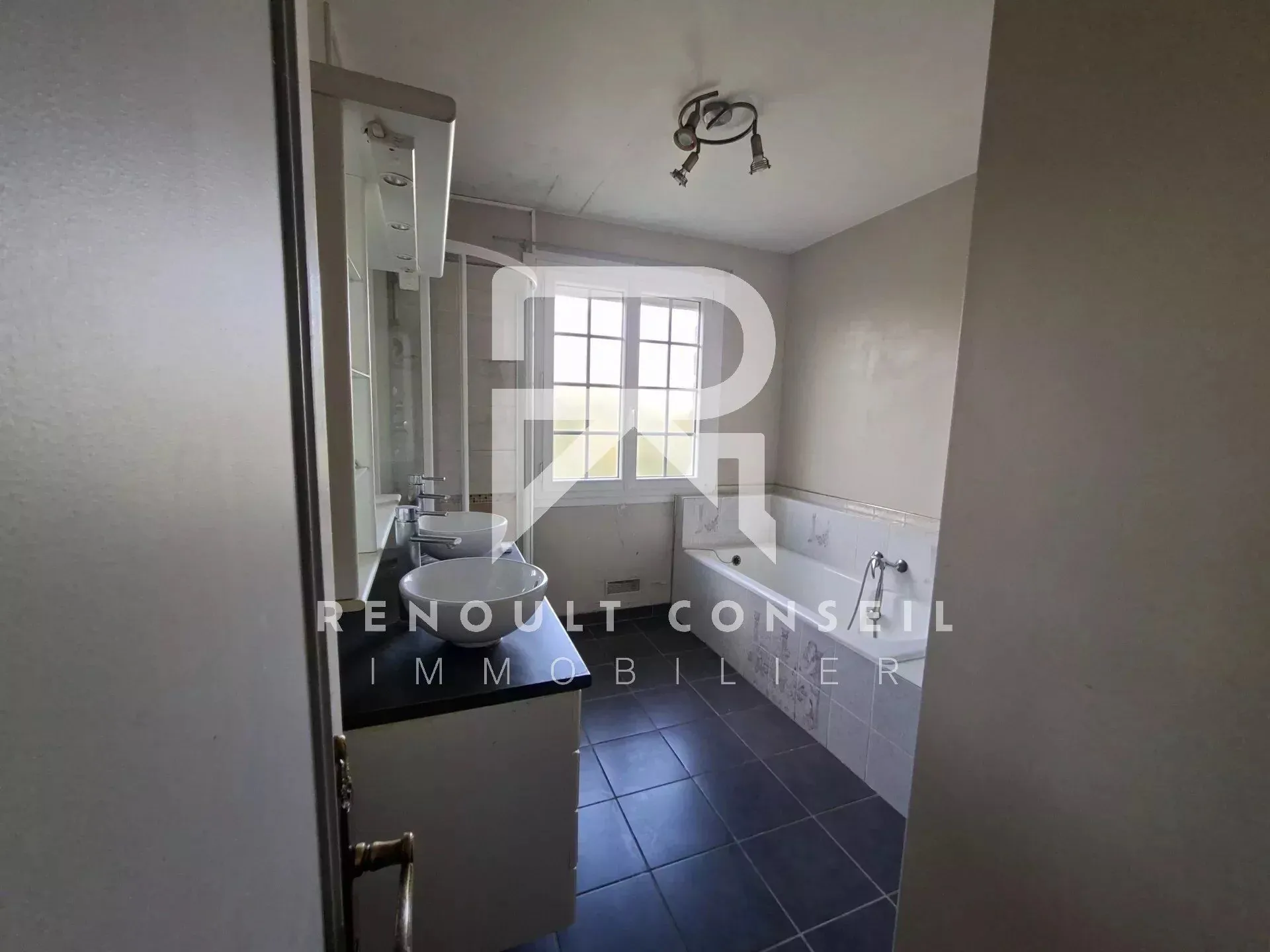 Joli pavillon traditionnel de 132 m² à Beaumont le Roger avec jardin clos 