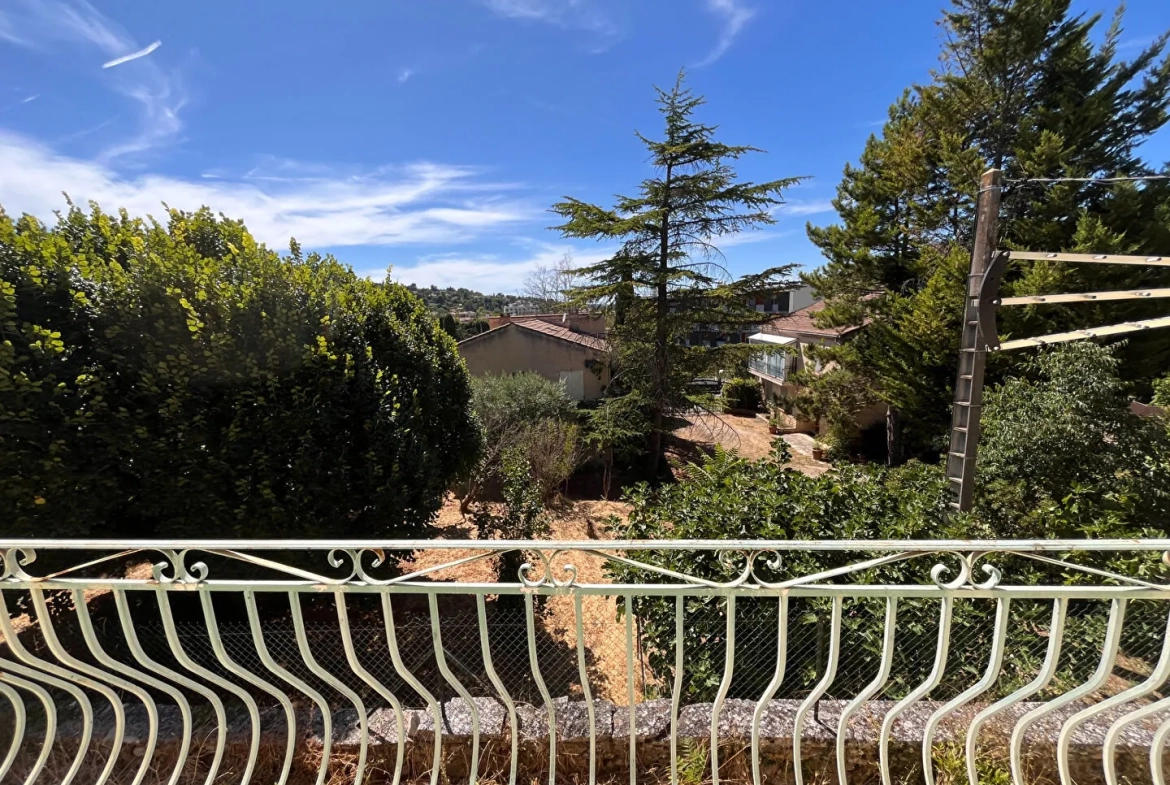 Villa à Apt de 153m² avec grand garage et terrain clos, idéal famille 