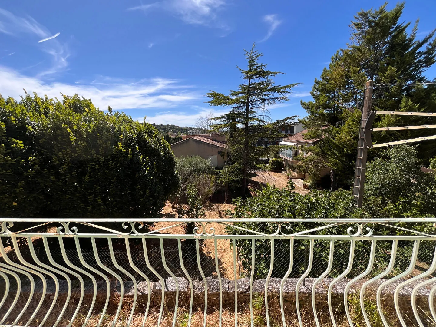 Villa à Apt de 153m² avec grand garage et terrain clos, idéal famille 