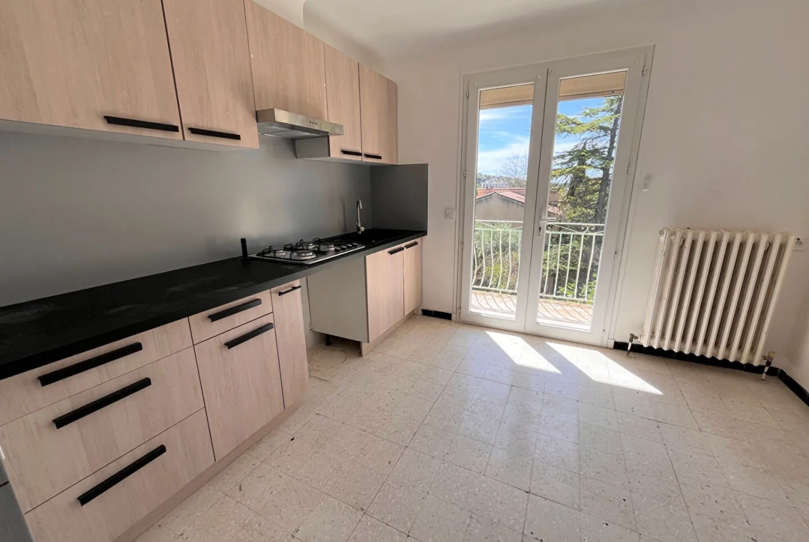 Villa à Apt de 153m² avec grand garage et terrain clos, idéal famille 