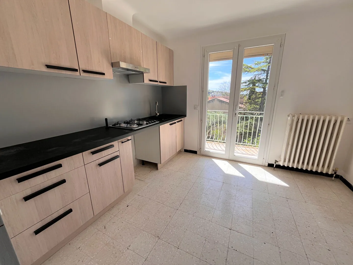 Villa à Apt de 153m² avec grand garage et terrain clos, idéal famille 