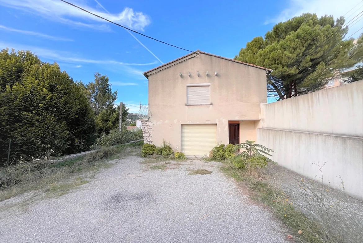 Villa à Apt de 153m² avec grand garage et terrain clos, idéal famille 