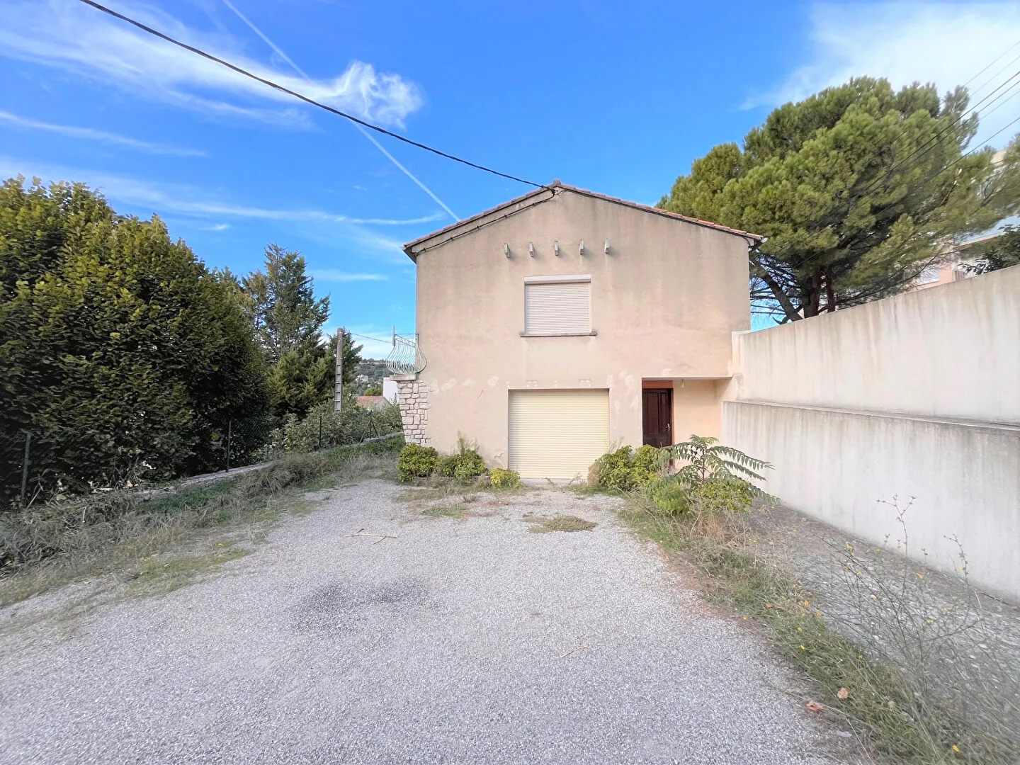 Villa à Apt de 153m² avec grand garage et terrain clos, idéal famille 