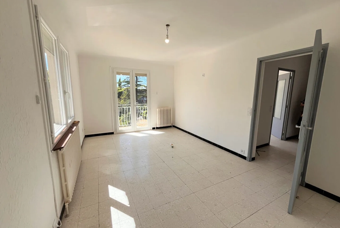 Villa à Apt de 153m² avec grand garage et terrain clos, idéal famille 