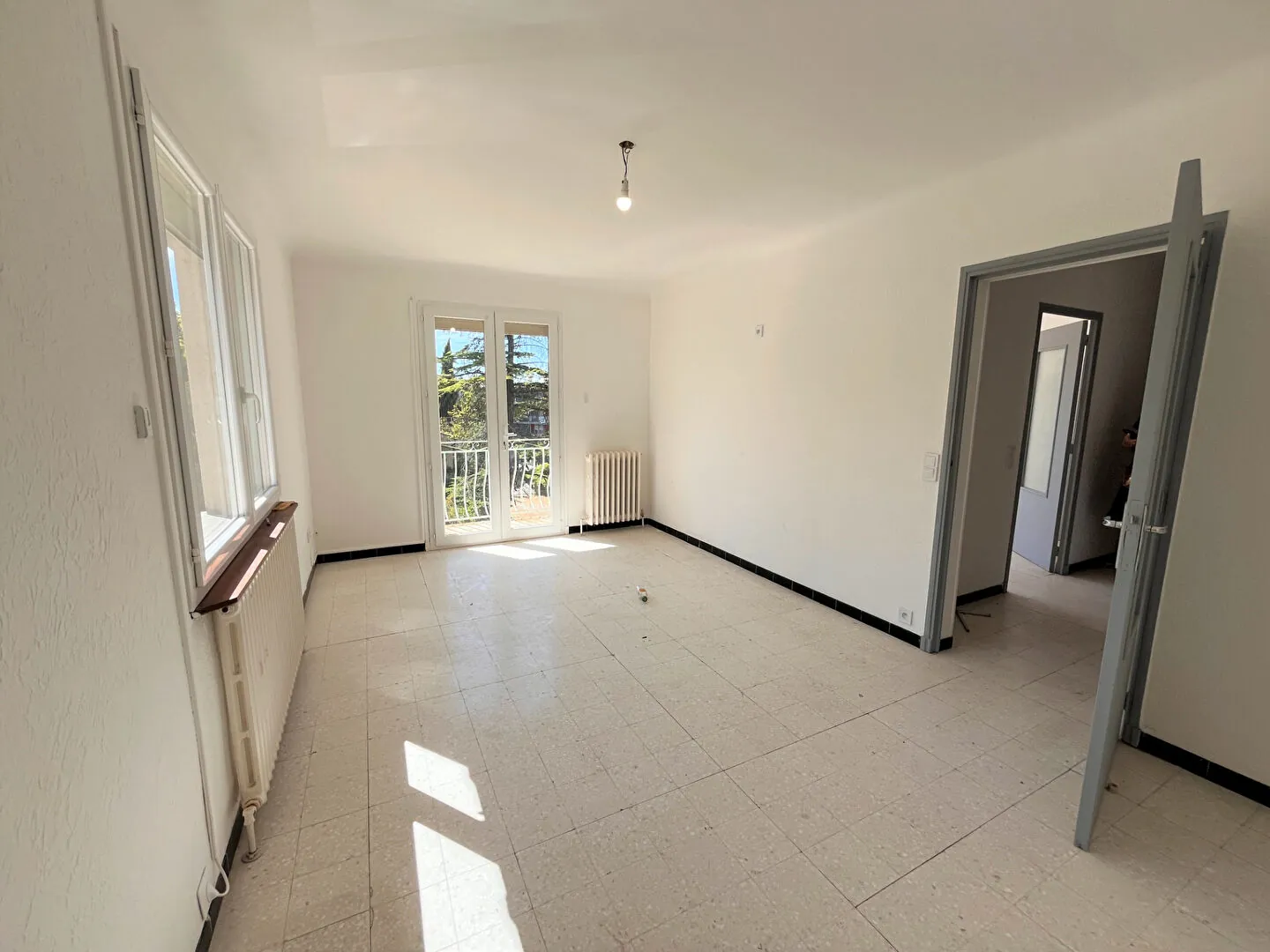 Villa à Apt de 153m² avec grand garage et terrain clos, idéal famille 