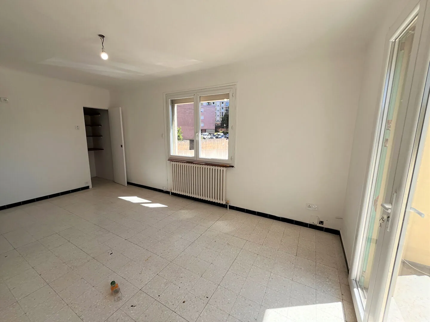 Villa à Apt de 153m² avec grand garage et terrain clos, idéal famille 