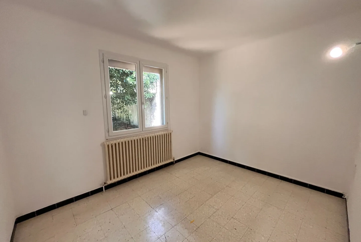 Villa à Apt de 153m² avec grand garage et terrain clos, idéal famille 